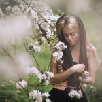 99px_ru_avatar_174079_devushka_stoit_rjadom_s_vesennim_derevom_vu_anton